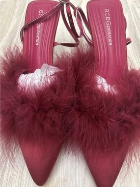 NIB BCBGeneration Iliana ankle strap pump with feather trim Sz 10
